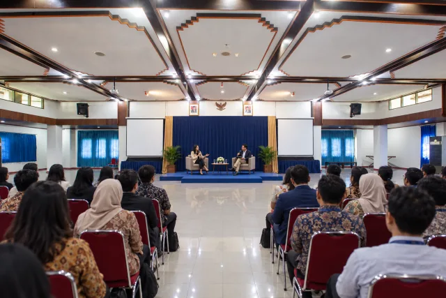 Ilustrasi pemimpin usaha dan moderator berdialog di panggung